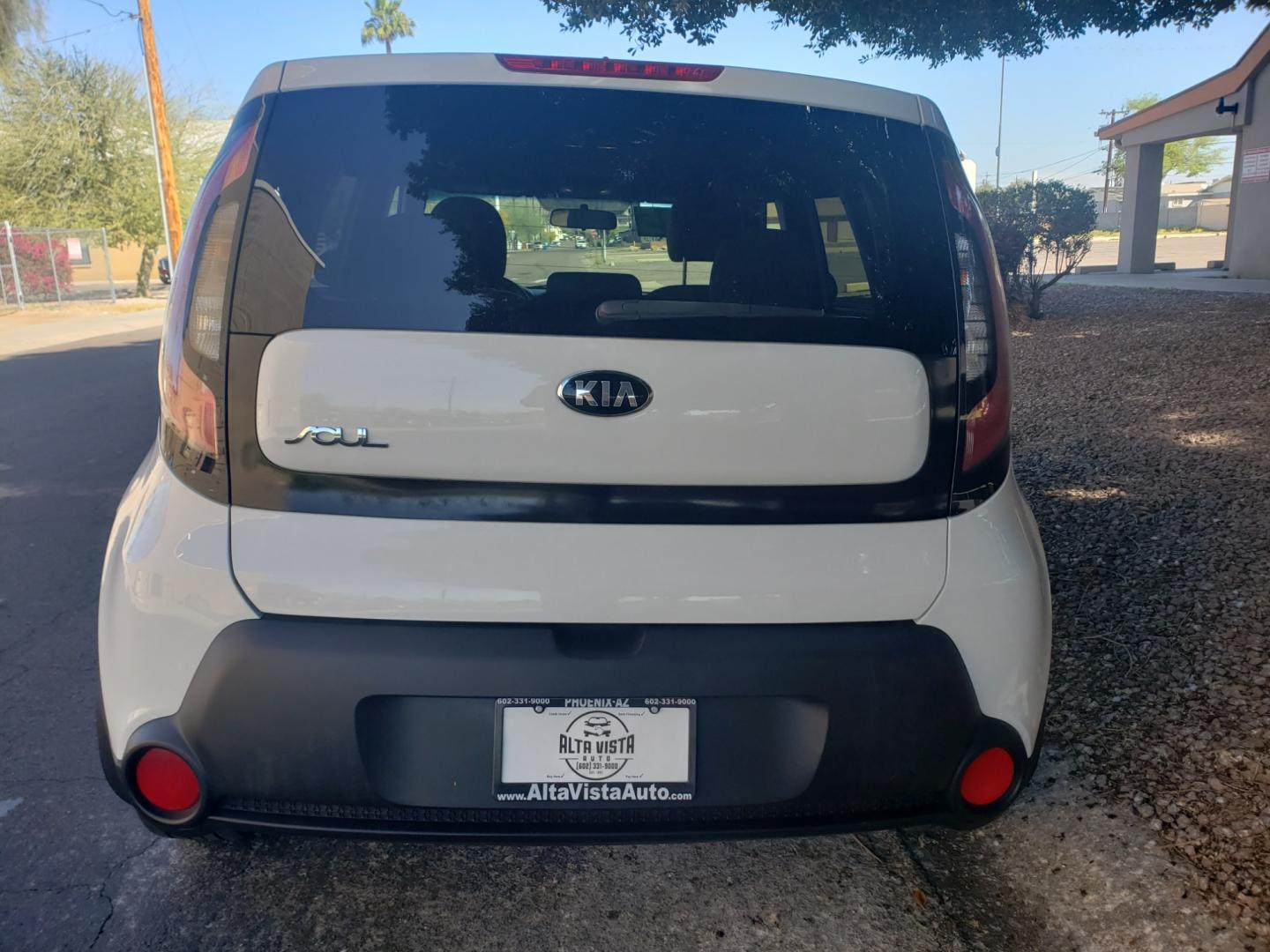 2015 WHITE /gray and black Kia Soul base (KNDJN2A27F7) with an 1.6L L4 DOHC 16V engine, 5-Speed Automatic transmission, located at 323 E Dunlap Ave., Phoenix, AZ, 85020, (602) 331-9000, 33.567677, -112.069000 - Photo#7